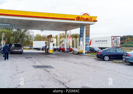 Graz, Österreich - Oktober 23, 2017: Tanken Shell mit Autos, die für Benzin kam Stockfoto