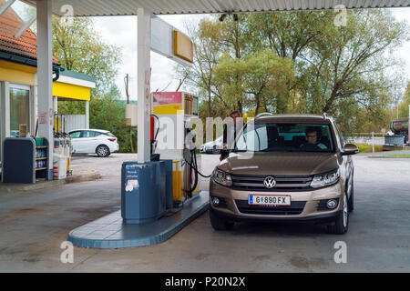 Graz, Österreich - Oktober 23, 2017: Tanken Shell mit Autos, die für Benzin kam Stockfoto