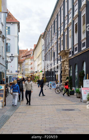 Graz, Österreich - Oktober 23, 2017: Fußgänger und cyclosists auf der Straße der alten Stadt Herrengasse Stockfoto