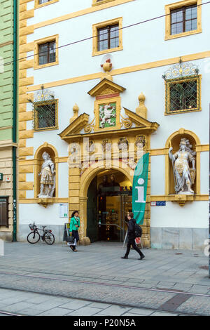 Graz, Österreich - Oktober 23, 2017: Der Steiermärkischen Landeszeughaus Zeughaus oder Eingang in der Herrengasse Stockfoto