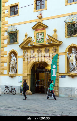 Graz, Österreich - Oktober 23, 2017: Der Steiermärkischen Landeszeughaus Zeughaus oder Eingang in der Herrengasse Stockfoto