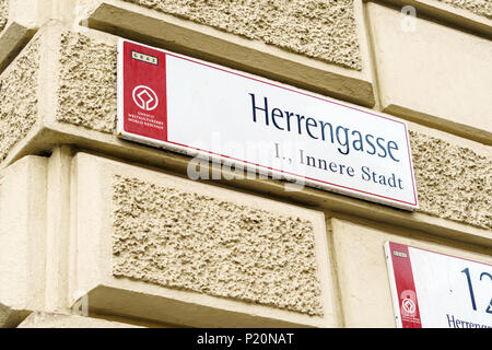 Graz, Österreich - Oktober 23, 2017: Standardplatte mit Straße und Hausnummer in der Altstadt Stockfoto