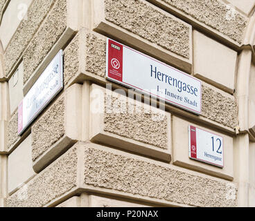 Graz, Österreich - Oktober 23, 2017: Standardplatte mit Straße und Hausnummer in der Altstadt Stockfoto