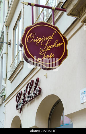 Graz, Österreich - Oktober 23, 2017: Repräsentant des berühmten Konditorei cafe verkaufen Kuchen Sacher Stockfoto
