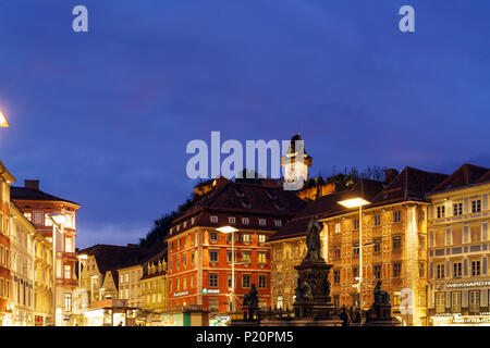 Graz, Österreich - Oktober 23, 2017: Der Schlossberg oder Schlossberg mit dem Uhrturm Uhrturm in der Nacht Stockfoto
