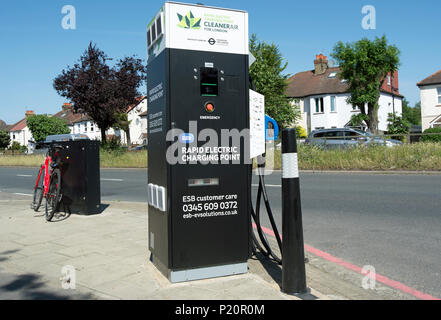 Schnelle Elektroauto Aufladepunkt in East Sheen, London, England Stockfoto