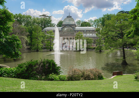 Madrid park Crystal Palace, Blick auf den Palacio Cristal und See in der Mitte des Parque del Retiro in Madrid, Spanien. Stockfoto