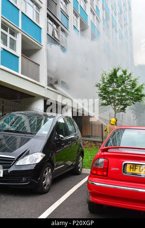 Bristol, UK. 13 Jun, 2018. Mehrfamilienhaus in Brand mit Rauch Gießen bei Brandon House auf Jakobs Brunnen Straße gesehen. Notdienste Ankunft ca. 13.00 Uhr heute Mittwoch 13 Juni. Straßensperrung in beide Richtungen, um den gesamten Datenverkehr. Credit: Robert Timoney/Alamy leben Nachrichten Stockfoto