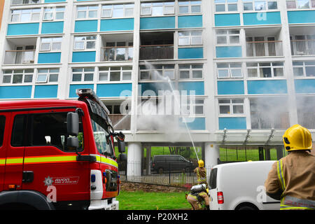 Bristol, UK. 13 Jun, 2018. Mehrfamilienhaus in Brand mit Rauch Gießen bei Brandon House auf Jakobs Brunnen Straße gesehen. Notdienste Ankunft ca. 13.00 Uhr heute Mittwoch 13 Juni. Straßensperrung in beide Richtungen, um den gesamten Datenverkehr. Credit: Robert Timoney/Alamy leben Nachrichten Stockfoto