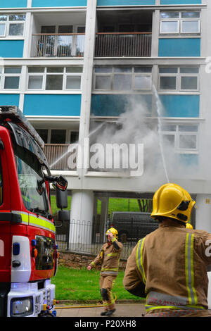 Bristol, UK. 13 Jun, 2018. Mehrfamilienhaus in Brand mit Rauch Gießen bei Brandon House auf Jakobs Brunnen Straße gesehen. Notdienste Ankunft ca. 13.00 Uhr heute Mittwoch 13 Juni. Straßensperrung in beide Richtungen, um den gesamten Datenverkehr. Credit: Robert Timoney/Alamy leben Nachrichten Stockfoto