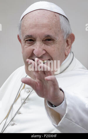 Vatikan, Vatikan. 13. Juni, 2018. Papst Franziskus führt seine Generalaudienz auf dem Petersplatz. Credit: Giuseppe Ciccia/Alamy leben Nachrichten Stockfoto