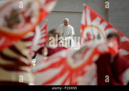 Vatikan, Vatikan. 13. Juni, 2018. Papst Franziskus führt seine Generalaudienz auf dem Petersplatz. Credit: Giuseppe Ciccia/Alamy leben Nachrichten Stockfoto