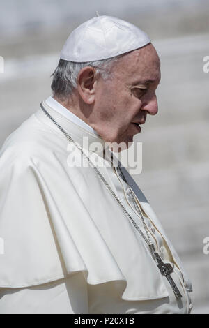 Vatikan, Vatikan. 13. Juni, 2018. Papst Franziskus führt seine Generalaudienz auf dem Petersplatz. Credit: Giuseppe Ciccia/Alamy leben Nachrichten Stockfoto