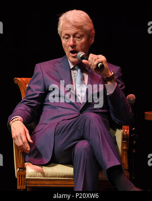 Fort Lauderdale, FL, USA. 12 Juni, 2018. Der frühere US-Präsident Bill Clinton spricht während "der Präsident Fehlt' Buch Tour an der Broward Center am 12. Juni in Fort Lauderdale, Florida, 2018. Quelle: MPI04/Medien Punch/Alamy leben Nachrichten Stockfoto