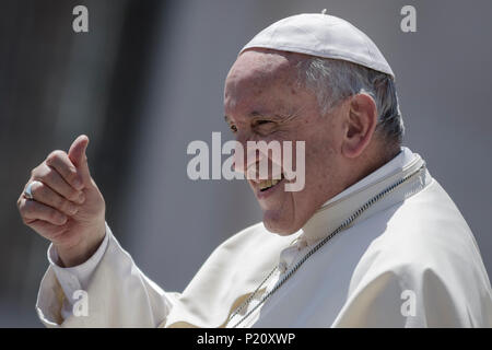 Vatikan, Vatikan. 13. Juni, 2018. Papst Franziskus führt seine Generalaudienz auf dem Petersplatz. Credit: Giuseppe Ciccia/Alamy leben Nachrichten Stockfoto