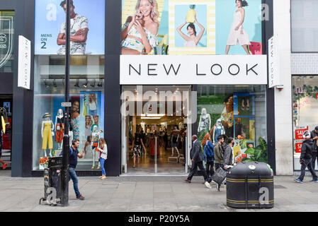 London, Großbritannien. 13. Juni 2018. Käufer vorbei, der neue Look Store auf Tottenham Court Road. Der neue Look Mode Kette einen jährlichen Verlust von fast £ 235 m mit einem Umsatz um 12 % im Jahr 1,3 Mrd. £, 24. März entstanden ist. Das Unternehmen hat einem Unternehmen freiwillige Anordnung (CVA), Vermietung, Kosten zu sparen und mit bis zu 60 der 593 speichert, einschließlich der auf die Tottenham Court Road umstrukturieren, erwartet zu schließen. House of Fraser, ebenfalls vor kurzem bekannt gegeben, dass seine Oxford Street Flaggschiff wird geschlossen, auch als Teil der CVA Umstrukturierungsplan. Credit: Stephen Chung/Alamy leben Nachrichten Stockfoto