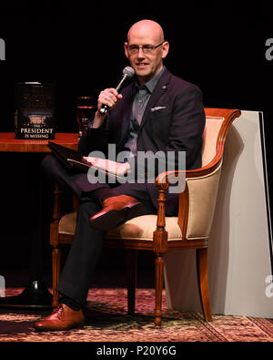 FORT LAUDERDALE FL-JUNI 12: Brad Meltzer spricht während "der Präsident Fehlt' Buch Tour an der Broward Center am 12. Juni in Fort Lauderdale, Florida, 2018. Kredit mpi04/MediaPunch Stockfoto