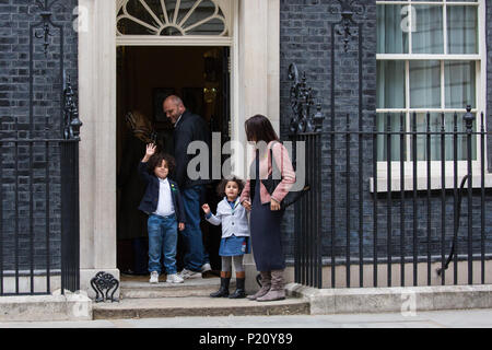 London, Großbritannien. 12 Juni, 2018. Kinder und Eltern kommen in 10 Downing Street, wo Premierminister Theresa kann einen Garten anpflanzen Ereignis für die Kinder, die durch die Grenfell Feuer betroffenen gehostet werden. Stockfoto