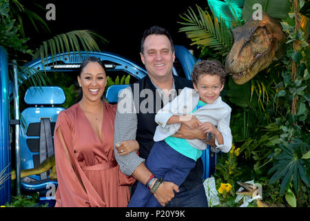 Tamera Mowry-Housley und ihr Mann Adam Housley und Sohn die Teilnahme an der 'Jurassic Welt: Gefallene Königreich" Premiere auf der Walt Disney Concert Hall am 12. Juni 2018 in Los Angeles, Kalifornien. Stockfoto