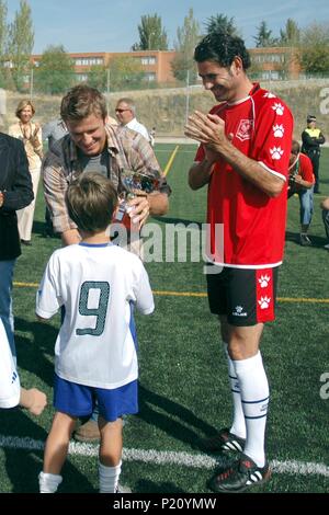 David Beckham y Victoria Beckham inauguran un Polideportivo de Madrid. Invitados por Fernando Hierro, ex-jugador del Real Madrid, La Familia Beckham al completo asistiÃ³ el Domingo 8 de Mayo, a la inauguraciÃ³n del Polideportivo La MasÃ³, en el distrito madrileÃ±ode Fuencarral Fernando Hierro ist der neue Trainer von Spanien, nach abgefeuert werden Julen Lopetegui, nachdem er von Real Madrid Cordon drücken Sie unterzeichnet werden Stockfoto