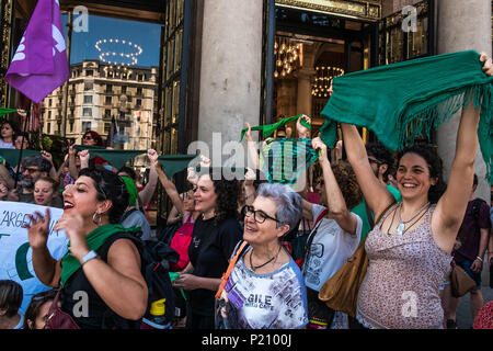 Barcelona, Spanien. 13. Juni 2018. Eine Gruppe von Frauen ist mit ihren grünen Taschentücher Jubel gesehen. Argentinien ist heute über ein künftiges Gesetz über die Regulierung der Abtreibung auf dem Kongress. So eine Gruppe von Frauen haben mit ihren grünen Taschentücher in Solidarität mit der Argentinischen Frauen an der Tür des Konsulats von Argentinien in Barcelona konzentriert. Stockfoto