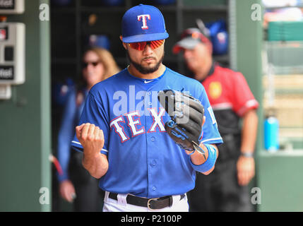 10.Juni 2018: Texas Rangers dritter Basisspieler Isiah Kiner-Falefa #9 Während eine MLB Spiel zwischen den Houston Astros und der Texas Rangers bei Globe Life Park in Arlington, TX Houston Texas 8-7 besiegte Albert Pena/CSM Stockfoto