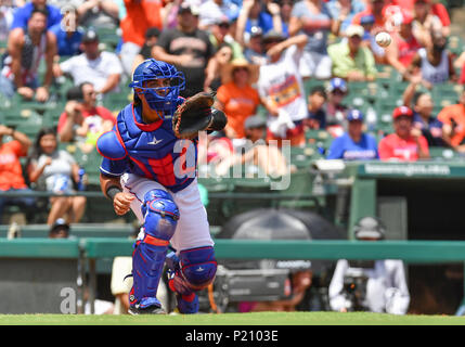 10.Juni 2018: Texas Rangers catcher Carlos Perez #60 während ein MLB Spiel zwischen den Houston Astros und der Texas Rangers bei Globe Life Park in Arlington, TX Houston Texas 8-7 besiegte Albert Pena/CSM Stockfoto