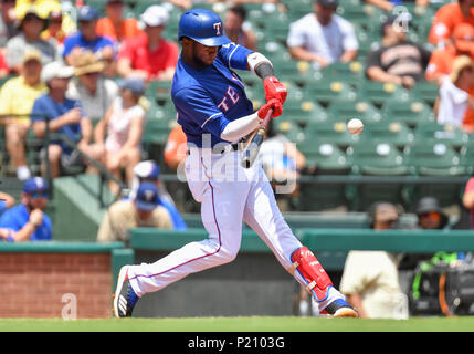 10.Juni 2018: Texas Rangers shortstop Jurickson Profar #19 während ein MLB Spiel zwischen den Houston Astros und der Texas Rangers bei Globe Life Park in Arlington, TX Houston Texas 8-7 besiegte Albert Pena/CSM Stockfoto