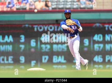 10.Juni 2018: Texas Rangers shortstop Jurickson Profar #19 während ein MLB Spiel zwischen den Houston Astros und der Texas Rangers bei Globe Life Park in Arlington, TX Houston Texas 8-7 besiegte Albert Pena/CSM Stockfoto