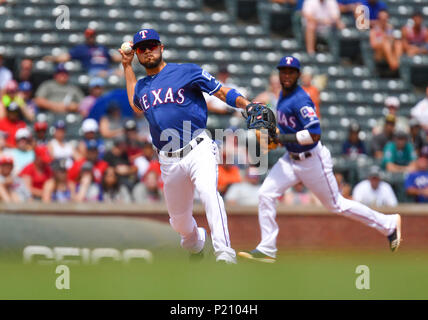 10.Juni 2018: Texas Rangers dritter Basisspieler Isiah Kiner-Falefa #9 Während eine MLB Spiel zwischen den Houston Astros und der Texas Rangers bei Globe Life Park in Arlington, TX Houston Texas 8-7 besiegte Albert Pena/CSM Stockfoto