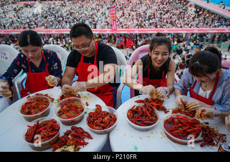 (180613) -- XUYI, 13. Juni 2018 (Xinhua) - Besucher Geschmack crayfishes während einer massiven crayfish Bankett in Xuyi, im Osten der chinesischen Provinz Jiangsu, 13. Juni 2018. Mehr als 50.000 Einwohner und Touristen nahmen an dem Fest hier Mittwoch. Krebse - verwandte Branchen in China sah robustes Wachstum im vergangenen Jahr als Gesamtleistung von rund 83,15 Prozent in 2017 schnellte auf 268,5 Milliarden Yuan (42 Milliarden US-Dollar), sagte ein Report Dienstag freigegeben. Insgesamt 1,13 Millionen Tonnen Krebse waren letztes Jahr hob die Provinzen Hubei, Anhui, Zhejiang, Jiangsu und Jiangxi als größere Hersteller. (Xinhua/Li Xi. Stockfoto