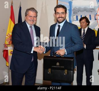 Pie de Foto: Maxim Huerta e Inigo Mendez de Vigo Noticia Asociada: Maxim Huerta jura Cargo como Ministro de Cultura arropado por Amigos y Familiares 07/06/2018 Juni 13, 2018 der Minister für Kultur und Sport, Maxim Huerta, gewählt am vergangenen Freitag, stellt seinen Rücktritt nach der Entdeckung alte Verbrechen mit Hacienda 888/Cordon drücken Sie Stockfoto