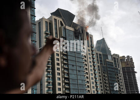 Mumbai. 13. Juni, 2018. Foto am 13. Juni 2018 berücksichtigt, zeigt die allgemeine Sicht auf das Feuer in einem Hochhaus in der Nähe von Mumbai, Indien brach. Nach Berichten, keine Unfallversicherung bisher berichtet worden. Credit: Stringer/Xinhua/Alamy leben Nachrichten Stockfoto