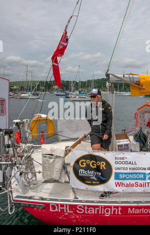 Susie Goodall Rettungsaktion ist jetzt unterwegs eine Britische mit dem Boot unterwegs die nur Frau im Rennen um die Welt segeln auf ihrer Yacht, DHL Starlight für den Golden Globe race zu speichern. in Falmouth Cornwall rou Stockfoto