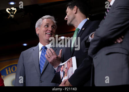 Washington, Vereinigte Staaten von Amerika. 13. Juni, 2018. Haus Majorität Führer Vertreter Kevin McCarthy, Republikaner von Kalifornien, und Sprecher des Repräsentantenhauses Paul Ryan, Republikaner von Wisconsin, Gespräch während einer post-republikanischen Caucus Treffen Pressekonferenz auf dem Capitol Hill in Washington, DC am 13. Juni 2018. Credit: Alex Edelman/CNP | Verwendung der weltweiten Kredit: dpa/Alamy leben Nachrichten Stockfoto