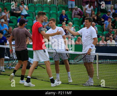 Tennis Center Nottingham, Nottingham, UK. 13. Juni, 2018. Die Natur Tal Open Tennisturnier; Ken und Neal Skupski (GBR) Hände schütteln mit ihren Gegnern Jung und König nachdem sie ihre Doppel. Credit: Aktion plus Sport/Alamy leben Nachrichten Stockfoto