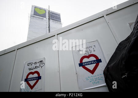 London, Großbritannien. 13. Juni, 2018. Ein Blick auf die Grenfell Tower. Am ersten Jahrestag der Grenfell Turm Feuer, die in der Region rund um den Turm hat mit Blumen, Kerzen und Meldungen gefüllt wurden diejenigen, die ihr Leben verloren haben, sich daran zu erinnern. Credit: Brais G. Rouco/SOPA Images/ZUMA Draht/Alamy leben Nachrichten Stockfoto