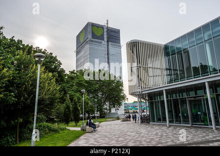 London, Großbritannien. 13. Juni, 2018. Grenfell Tower. Am ersten Jahrestag der Grenfell Turm Feuer, die in der Region rund um den Turm hat mit Blumen, Kerzen und Meldungen gefüllt wurden diejenigen, die ihr Leben verloren haben, sich daran zu erinnern. Credit: Brais G. Rouco/SOPA Images/ZUMA Draht/Alamy leben Nachrichten Stockfoto