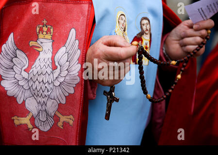 Krakau, Polen. 13. Juni, 2018. Mitglieder der Fundacja Pro beten während einer öffentlichen Rosenkranz auf dem Hauptplatz in Krakau. Fundacja Pro ist ein Pro life anti Abtreibung Organisation in Polen. Es hat sich gegen die Abtreibung seit 2005. Credit: Omar Marques/SOPA Images/ZUMA Draht/Alamy leben Nachrichten Stockfoto