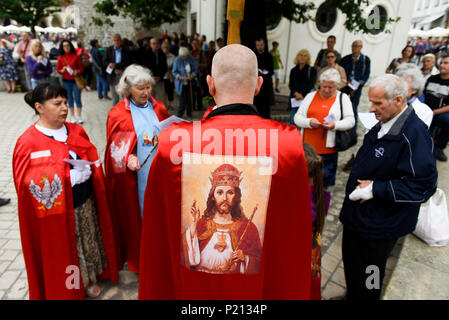 Krakau, Polen. 13. Juni, 2018. Mitglieder der Fundacja Pro beten während einer öffentlichen Rosenkranz auf dem Hauptplatz in Krakau. Fundacja Pro ist ein Pro life anti Abtreibung Organisation in Polen. Es hat sich gegen die Abtreibung seit 2005. Credit: Omar Marques/SOPA Images/ZUMA Draht/Alamy leben Nachrichten Stockfoto