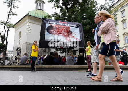 Krakau, Polen. 13. Juni, 2018. Volk Banner porträtiert ein toter Fötus während einer öffentlichen Rosenkranz organisieren durch "Stiftung Pro' beten am Hauptplatz in Krakau. Fundacja Pro ist ein Pro life anti Abtreibung Organisation in Polen. Es hat sich gegen die Abtreibung seit 2005. Credit: Omar Marques/SOPA Images/ZUMA Draht/Alamy leben Nachrichten Stockfoto