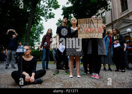 Krakau, Polen. 13. Juni, 2018. Studenten aus dem Institut für Philosophie der Jagiellonen Universität an einem Protest gegen einen Gesetzentwurf der Regierung vorgeschlagen. Der Minister für Wissenschaft und Bildung, Jaroslaw Gowin, vorgeschlagen, eine umstrittene Rechnung, falls der Antrag genehmigt wird die autunamy der Hochschulen beschränken, Steuerung der Regierung und es wird die Änderungen für eine höhere Bildung für Menschen aus kleineren Städten verringern. Credit: Omar Marques/SOPA Images/ZUMA Draht/Alamy leben Nachrichten Stockfoto