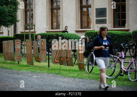 Krakau, Polen. 13. Juni, 2018. Ein Student durch Banner sagen ''Keine für 2.0'' als Teil einer Protestbewegung gegen einen Gesetzentwurf der Regierung vorgeschlagen. Der Minister für Wissenschaft und Bildung, Jaroslaw Gowin, vorgeschlagen, eine umstrittene Rechnung, falls der Antrag genehmigt wird die autunamy der Hochschulen beschränken, Steuerung der Regierung und es wird die Änderungen für eine höhere Bildung für Menschen aus kleineren Städten verringern. Credit: Omar Marques/SOPA Images/ZUMA Draht/Alamy leben Nachrichten Stockfoto