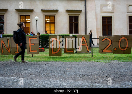 Krakau, Polen. 13. Juni, 2018. Ein Student durch Banner sagen ''Keine für 2.0'' als Teil einer Protestbewegung gegen einen Gesetzentwurf der Regierung vorgeschlagen. Der Minister für Wissenschaft und Bildung, Jaroslaw Gowin, vorgeschlagen, eine umstrittene Rechnung, falls der Antrag genehmigt wird die autunamy der Hochschulen beschränken, Steuerung der Regierung und es wird die Änderungen für eine höhere Bildung für Menschen aus kleineren Städten verringern. Credit: Omar Marques/SOPA Images/ZUMA Draht/Alamy leben Nachrichten Stockfoto