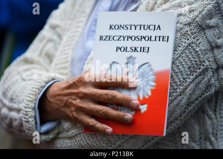 Krakau, Polen. 13. Juni, 2018. Eine Demonstrantin wird gesehen, halten ein Flugblatt während des Protestes gegen die Justizreformen in Krakau Gericht. Im Dezember 2017 hat die Europäische Kommission einen Artikel 7 Disziplinarverfahren, die theoretisch die Aussetzung der Polens EU-Stimmrecht führen könnte. Die Europäische Kommission Polen gab, bis Ende Juni die Reformen der derzeitigen Regierung eingeführt, um rückwärts, aber keine Änderungen bis heute, 13. Juni, beschloss die EU die Verhandlungen noch in diesem Monat zu starten, weil Polen die Unabhängigkeit der Gerichte verletzt. (Bild: © Omar Marques/S Stockfoto