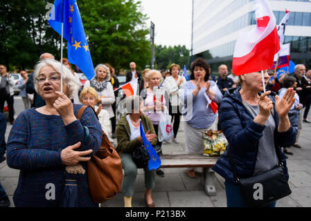 Krakau, Polen. 13. Juni, 2018. Menschen besuchen einen Protest gegen die Justizreformen in Krakau Gericht. Im Dezember 2017 startete die Europäische Kommission eine Artikel 7 Disziplinarverfahren, die theoretisch die Aussetzung der Polens EU-Stimmrecht führen könnte. Die Europäische Kommission Polen gab, bis Ende Juni die Reformen der derzeitigen Regierung eingeführt, um rückwärts, aber keine Änderungen bis heute, 13. Juni, beschloss die EU die Verhandlungen noch in diesem Monat zu starten, weil Polen die Unabhängigkeit der Gerichte verletzt. Credit: Omar Marques/SOPA Images/ZUMA Draht/Alamy leben Nachrichten Stockfoto