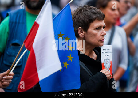 Krakau, Polen. 13. Juni, 2018. Menschen besuchen einen Protest gegen die Justizreformen in Krakau Gericht. Im Dezember 2017 startete die Europäische Kommission eine Artikel 7 Disziplinarverfahren, die theoretisch die Aussetzung der Polens EU-Stimmrecht führen könnte. Die Europäische Kommission Polen gab, bis Ende Juni die Reformen der derzeitigen Regierung eingeführt, um rückwärts, aber keine Änderungen bis heute, 13. Juni, beschloss die EU die Verhandlungen noch in diesem Monat zu starten, weil Polen die Unabhängigkeit der Gerichte verletzt. Credit: Omar Marques/SOPA Images/ZUMA Draht/Alamy leben Nachrichten Stockfoto