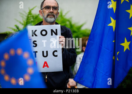 Krakau, Polen. 13. Juni, 2018. Ein Mann wird gesehen, mit einem Schild während des Protestes. Im Dezember 2017 hat die Europäische Kommission einen Artikel 7 Disziplinarverfahren, die theoretisch die Aussetzung der Polens EU-Stimmrecht führen könnte. Die Europäische Kommission Polen gab, bis Ende Juni die Reformen der derzeitigen Regierung eingeführt, um rückwärts, aber keine Änderungen bis heute, 13. Juni, beschloss die EU die Verhandlungen noch in diesem Monat zu starten, weil Polen die Unabhängigkeit der Gerichte verletzt. Credit: Omar Marques/SOPA Images/ZUMA Draht/Alamy leben Nachrichten Stockfoto