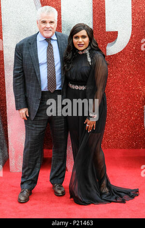 London, Großbritannien. 13. Juni 2018. Gary Ross, Direktor und Mindy Kaling auf europäischer Premiere von Ocean's 8 am Mittwoch, dem 13. Juni 2018 im Cineworld Leicester Square, London statt. Bild: Gary Ross, Direktor, Mindy Kaling. Bild von Julie Edwards. Credit: Julie Edwards/Alamy leben Nachrichten Stockfoto