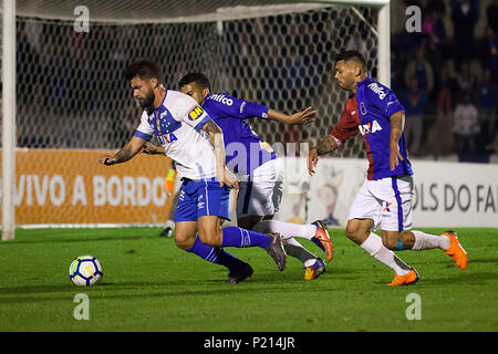 Curitiba, Brasilien. 13. Juni, 2018. Paraná Clube x Cruzeiro MG, Spiel gültig für die 12. Runde der brasilianischen Meisterschaft 2018. Estádio Durival Britto e Silva. Curitiba, PR. Credit: Guilherme Artigas/FotoArena/Alamy leben Nachrichten Stockfoto